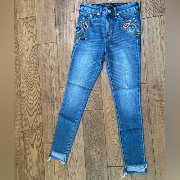 Abercrombie & Fitch Signature Collection Jeans Floral Embroidery - Picture 11 of 12